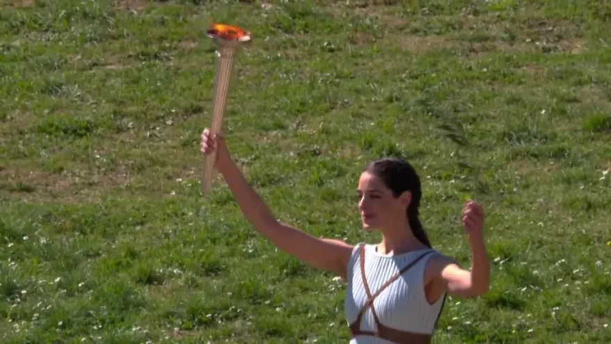 La llama olímpica encendida sin público debido al coronavirus