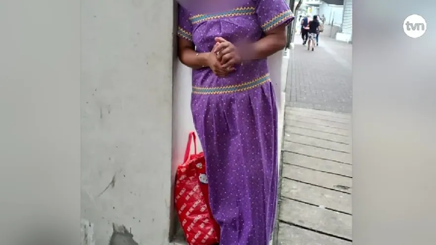 Imagen de la adolescente abandonada y engañada con jornada de trabajo que no fue pagada.