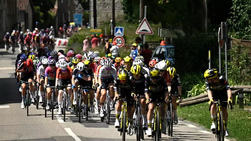 Ciclistas durante la séptima etapa del Tour de Francia feminino 2025