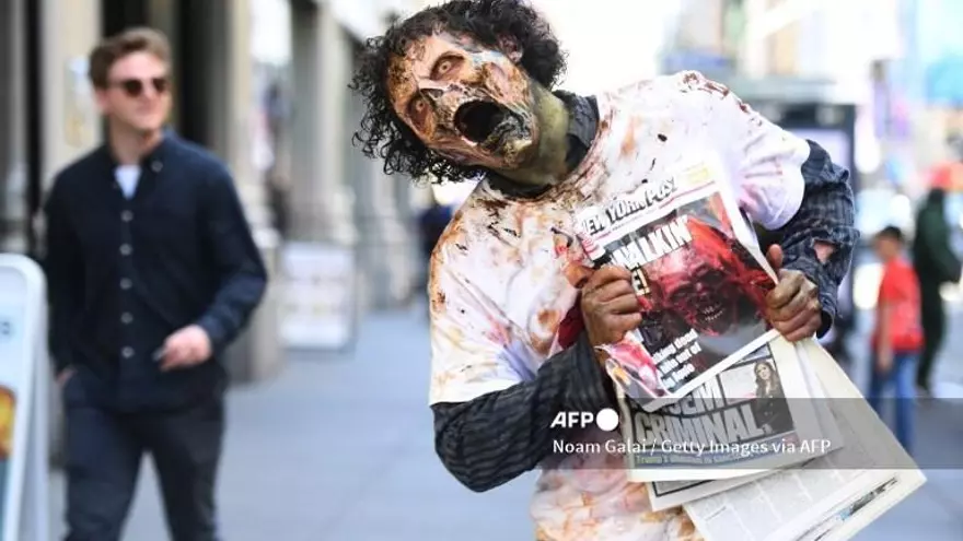 Un fanático de The Walking Dead vestido de zombie.