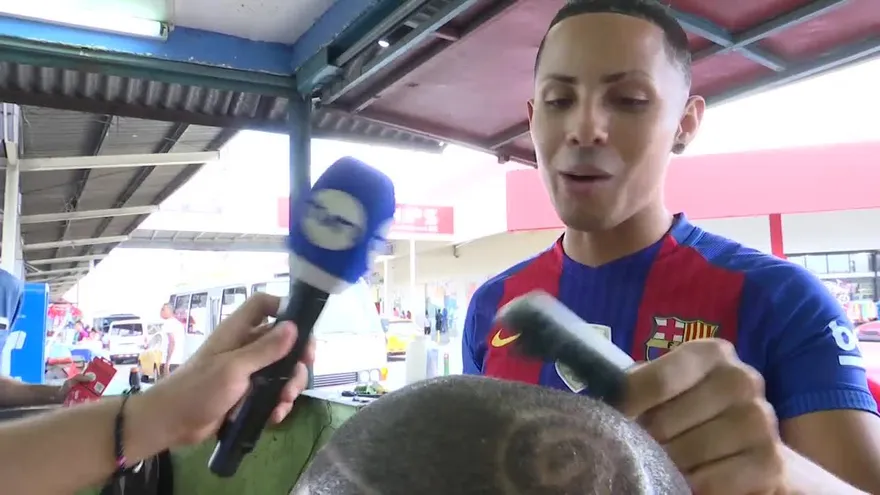 Los barberos preparan a los hombres para el Carnaval