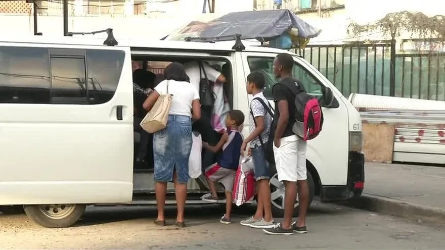 Piratas cobran $2 por transportar a pasajeros