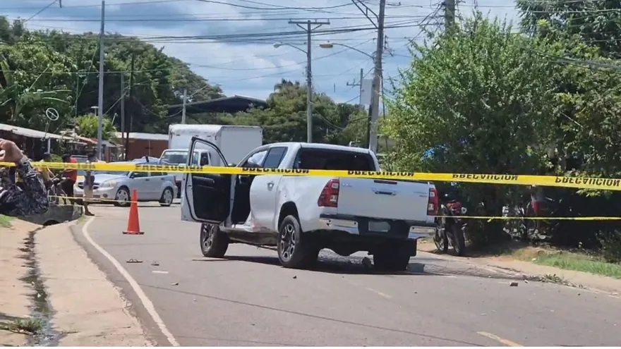 Persecución vehicular en Aguadulce termina en balacera con un fallecido.