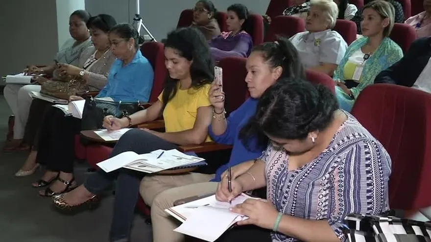 En medio de consultas, analizan las guías de educación sexual