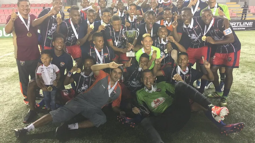 Plaza Amador posa con el trofeo de  campeón del Torneo Reservas 2017 de la LPF