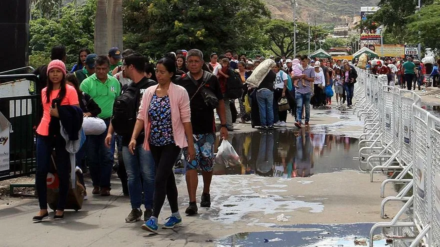 Ciudadanos venezolanos cruzan este domingo la frontera hacía Colombia por el puente Simón Bolívar, en Cúcuta (Colombia).