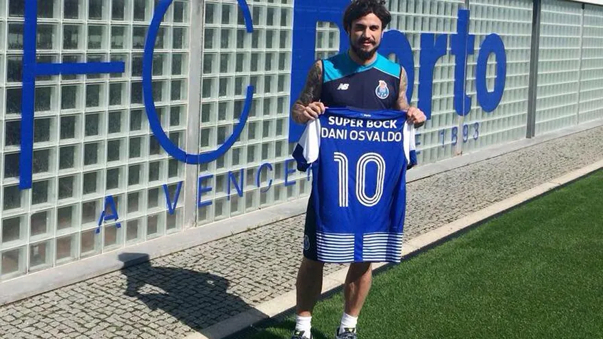Osvaldo posa con la camiseta del Oporto.