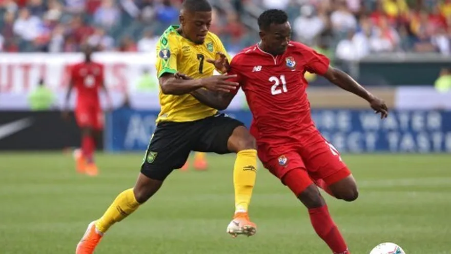 Omar Browne con la 'Sele' ante Jamaica en partido por la Copa Oro 2019.
