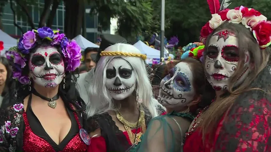 Catrinas mexicanas toman las calles previo al Día de Muerto