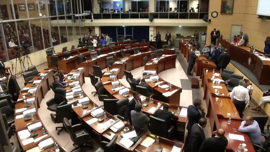 Anteproyecto de Ley busca evitar que los jóvenes fumen cigarrillos