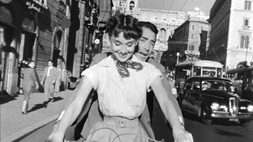 Audrey Hepburn y Gregory Peck en una Vespa en la película "Vacaciones en Roma".