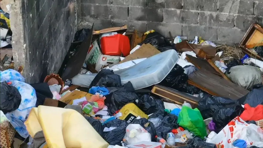 Tras la celebración del Día de las Madres y el fin de semana largo, el distrito de San Miguelito amaneció con varios puntos repletos de basura acumulada. En sectores como La Fula, los residentes denunciaron una "montaña de desechos", que incluía basura orgánica, plástico y una cantidad inusual de muebles viejos, como sillones, colchones y hasta estructuras de lavadoras abandonadas.