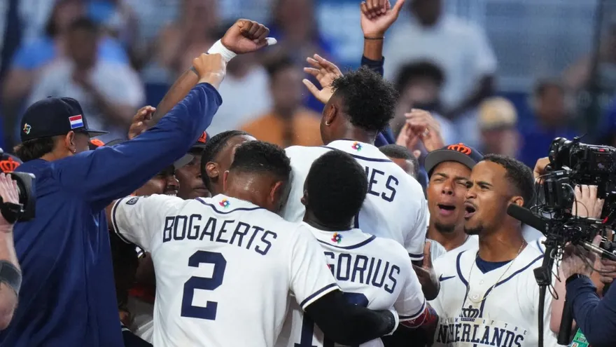 Ozzie Albies celebra cuadrangular del triunfo sobre Nicaragua