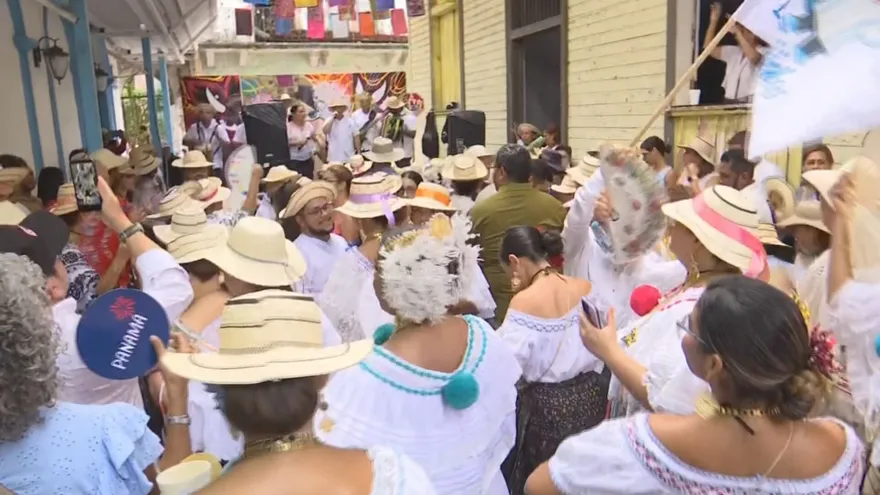 Panameños y extranjeros disfrutan del casco peatonal