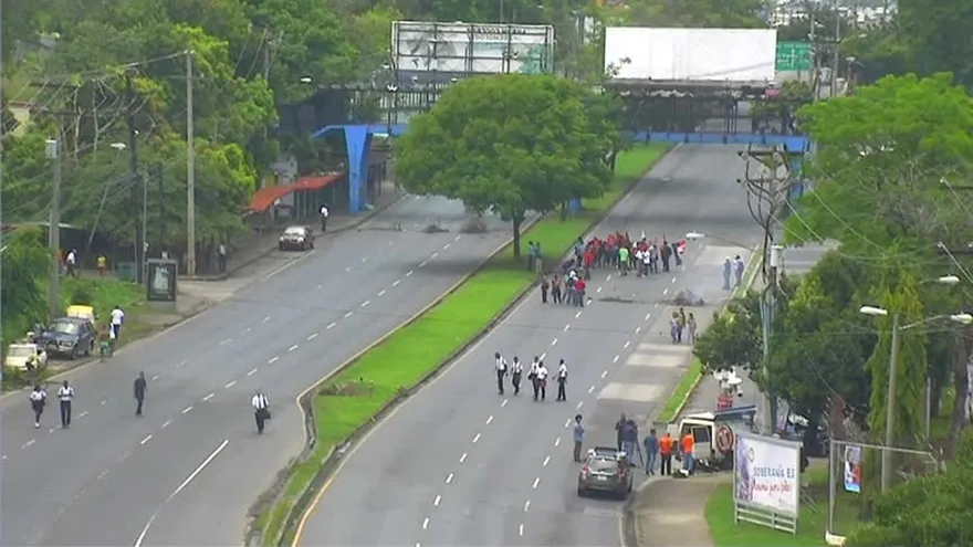 Universitarios cierran la vía Transístmica