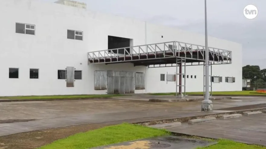 Hospitales atrasados en su construcción.