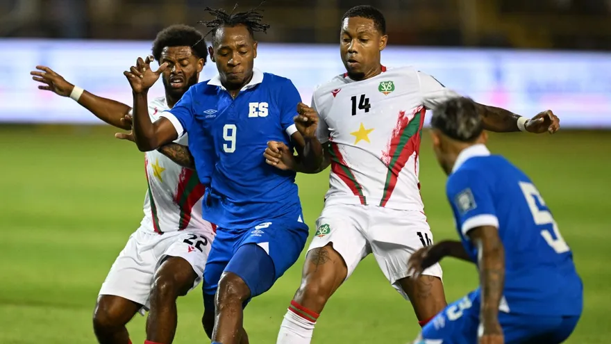 Surinam y El Salvador en acción