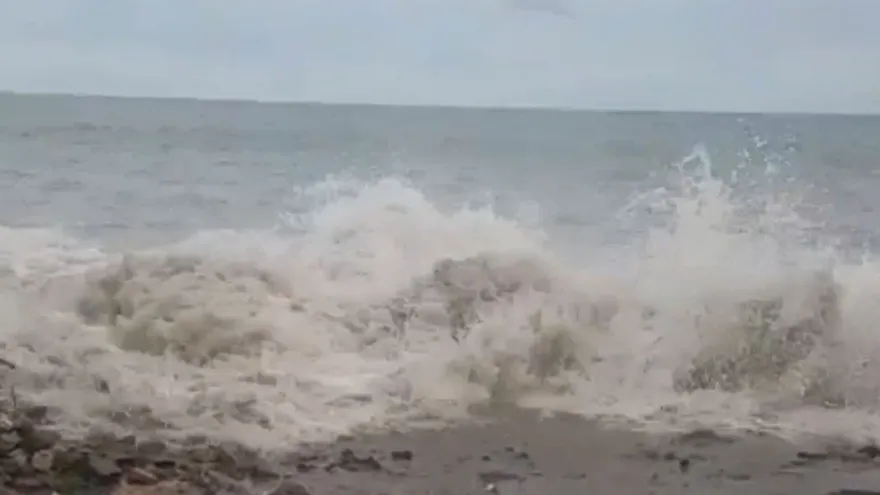 Fuerte oleaje erosiona vía de acceso a Playa Farallón y aume