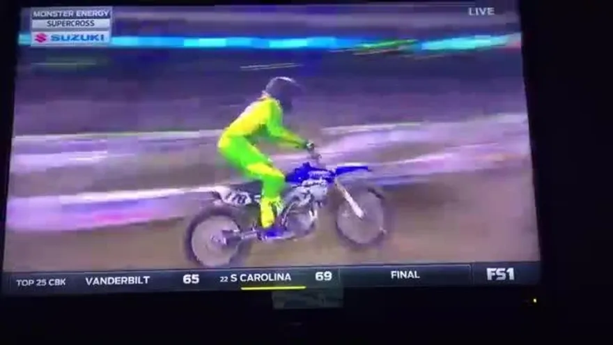 Ciclistas pelearon en medio de carrera en el Monster Energy Supercross