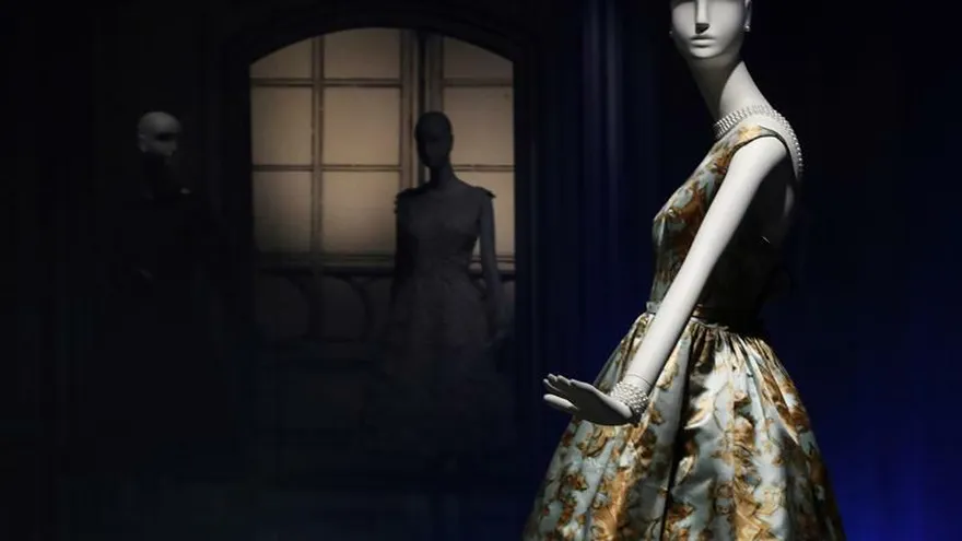Vista de uno de los maniquíes vestidos del Museo Balenciaga de Getaria (Gipuzkoa).