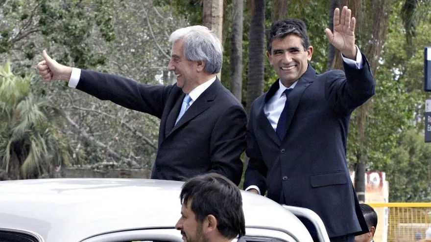 El presidente de Uruguay, Tabaré Vásquez (i), junto a su vicepresidente Raúl Sendic (d), en un acto en el año 2015.