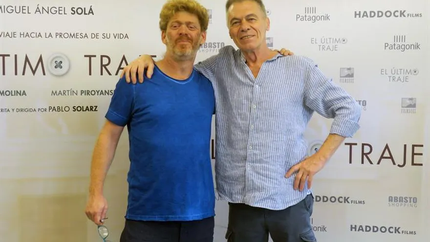 Fotografía tomada el pasado 17 de enero en la uqe se registró al director argentino de la película "El último traje", Pablo Solarz (i), y al actor que encarna a su protagonista (Abraham Burztein), Miguel Ángel Solá, durante una entrevista con Efe, en Buenos Aires (Argentina).
