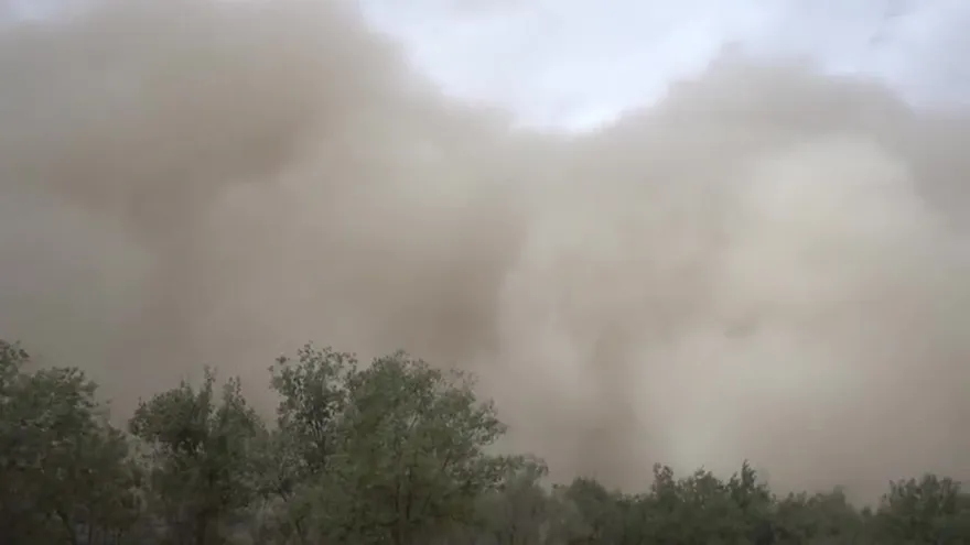 Tormenta de arena sepulta comunidad