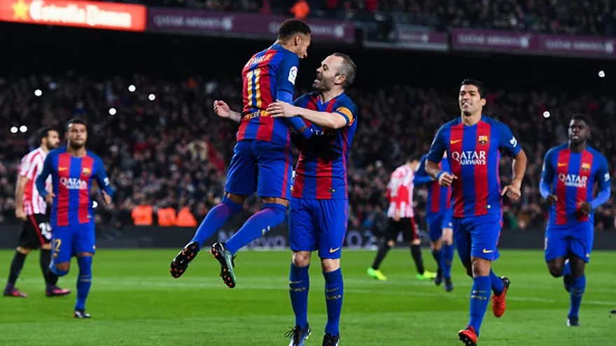 Neymar (11) y Andrés Iniesta celebran durante el juego contra el Athletic de Bilbao