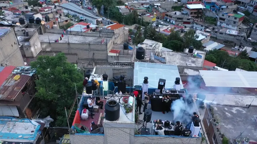 Fiesta en la azotea para olvidarse del coronavirus en México