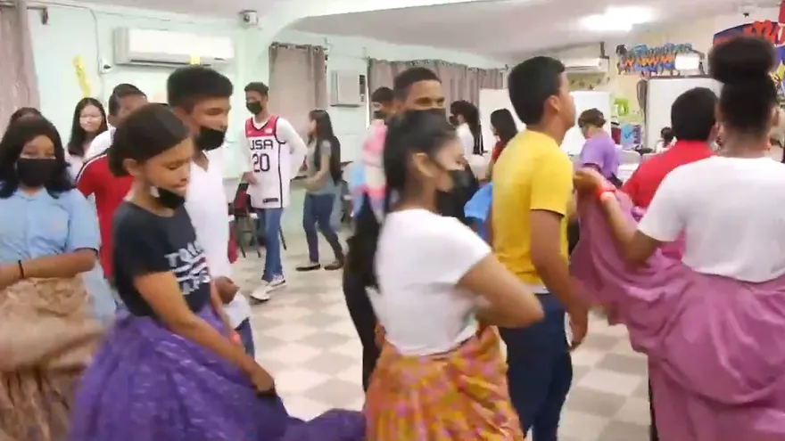 Estudiantes se preparan para fiestas patrias