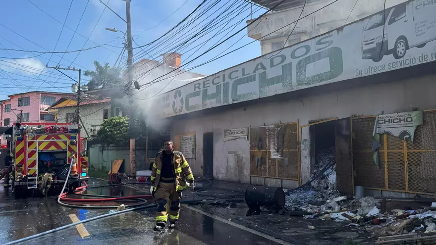 La Oficina de Prevención e Investigación de Incendios se mantiene en el lugar para llevar a cabo el análisis técnico correspondiente