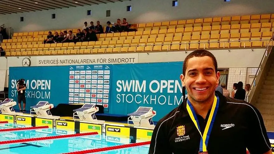 Edgar Crespo con la medalla de bronce en su cuello