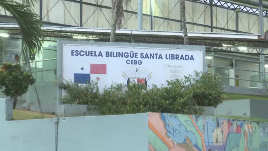 Entrada de la Escuela de Santa Librada en San Miguelito.