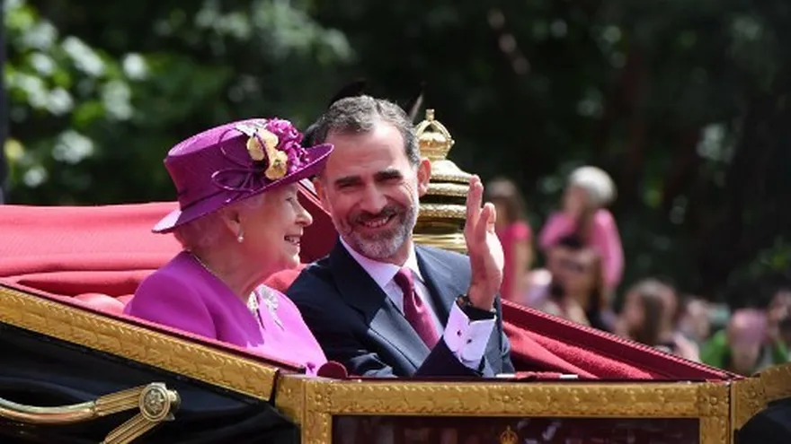 El rey de España Felipe VI y la reina Isabel II de Inglaterra