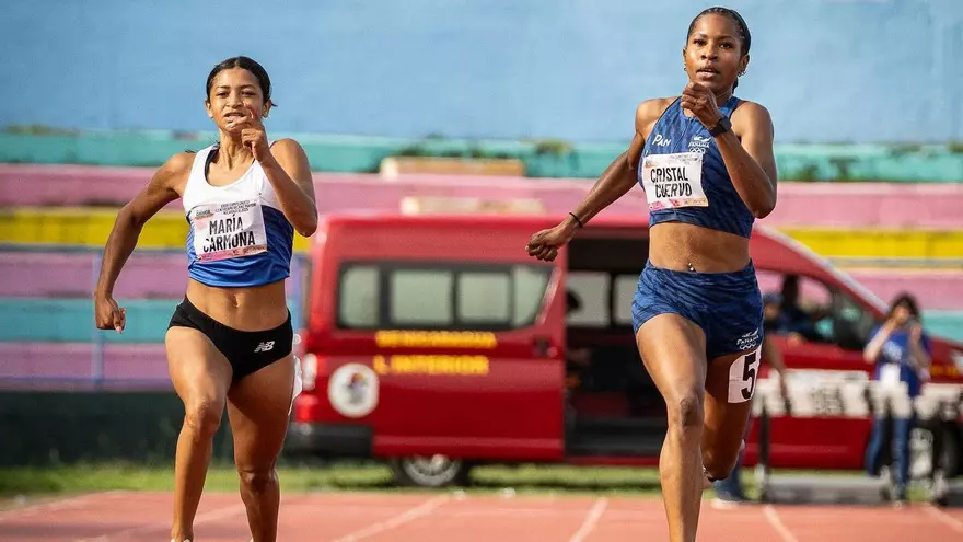 Cristal Cuervo (i) durante el Campeonato Centroamericano Mayor de Atletismo