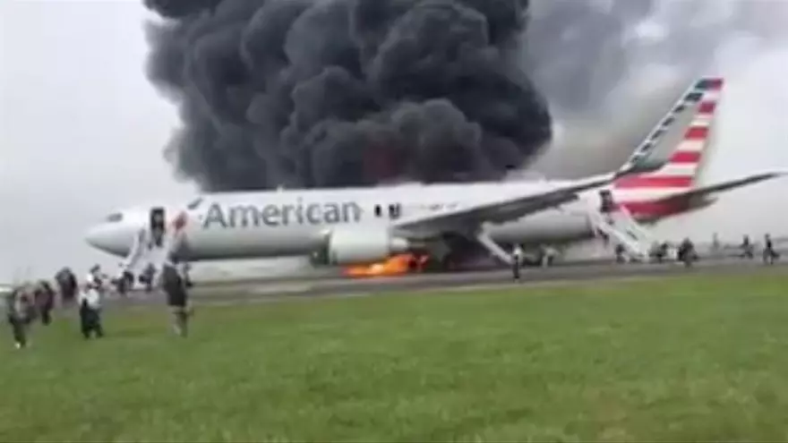 Un fotograma de un video compartido por el usuario de Twitter José Castillo de varios pasajeros evacuando el vuelo 383 de American Airlines, que sufrió una falla mecánica mientras despegaba del Aeropuerto de Chicago O'Hare