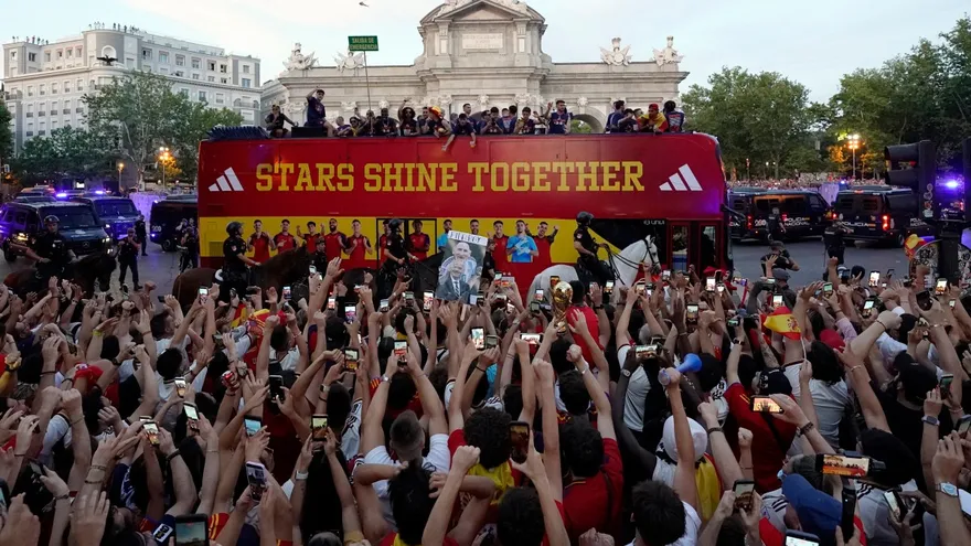 Jugadores de la Selección de España saludan a sus fanáticos durante su recorrido por las calles de Madrid