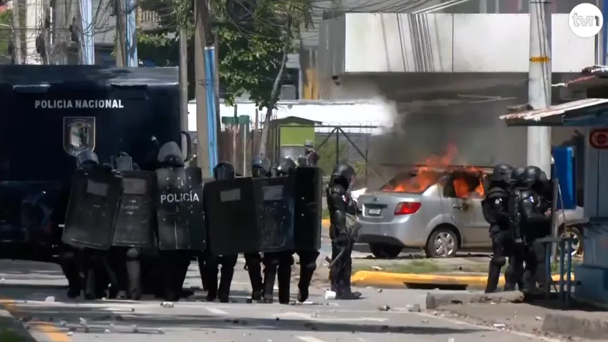 Enfrentamientos entre antimotines y manifestantes en avenida México