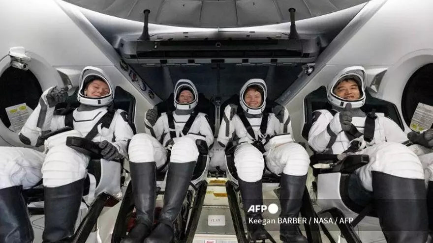 Esta imagen proporcionada por la NASA muestra, de izquierda a derecha, al cosmonauta de Roscosmos Kirill Peskov, a los astronautas de la NASA Nichole Ayers y Anne McClain, y al astronauta de la Agencia de Exploración Aeroespacial de Japón (JAXA) Takuya Onishi dentro de la nave espacial SpaceX Dragon Endurance a bordo de la nave de recuperación SpaceX Shannon, poco después de haber aterrizado en el Océano Pacífico frente a la costa de San Diego, California, el 9 de agosto de 2025.