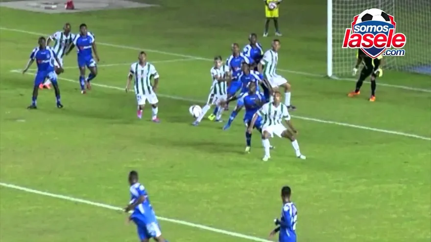 Jugada polémica en el Alianza FC vs DAU, ¿El árbitro debió pitar penal?