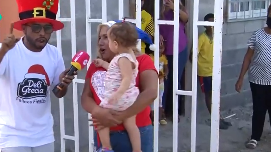 La Jelou Lover de Pacora cantó un villancico para recibir su regalo