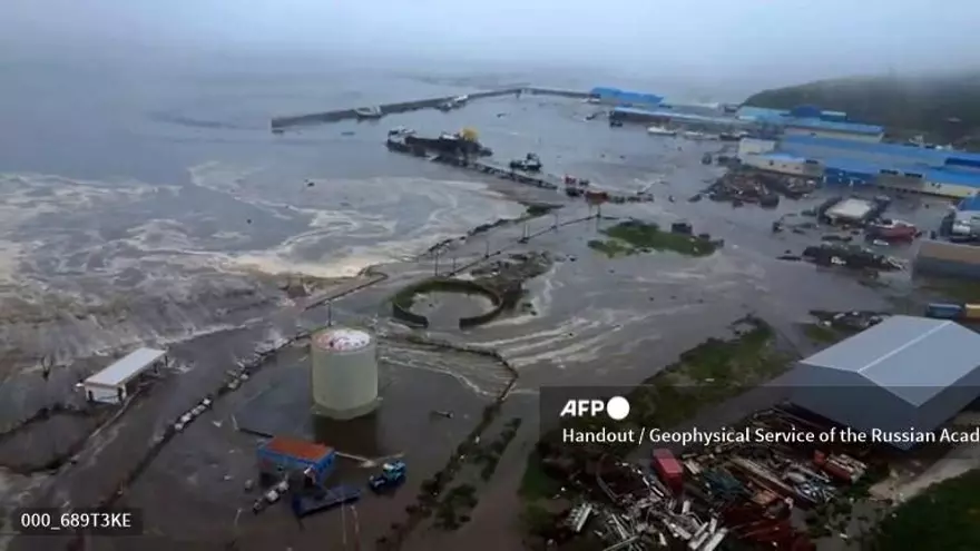 Las olas ingresaron en la costa de la  península de Kamchatka.