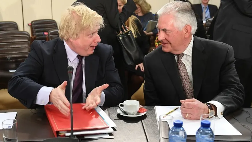 El Secretario de Relaciones Exteriores británico, Boris Johnson (i) y el Secretario de Estado de EEUU Rex Tillerson en la reunión de la OTAN en Bruselas.