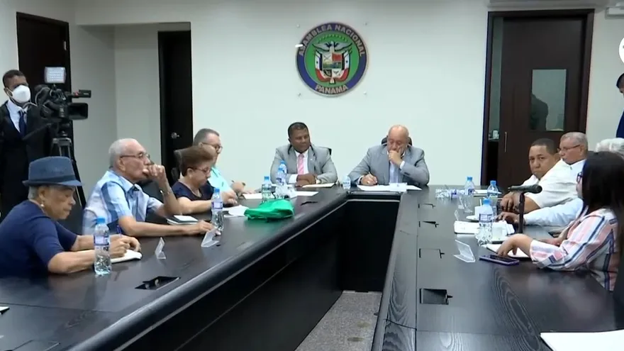 Trabajadores piden abrir debate para modificar Ley del Seguro Social