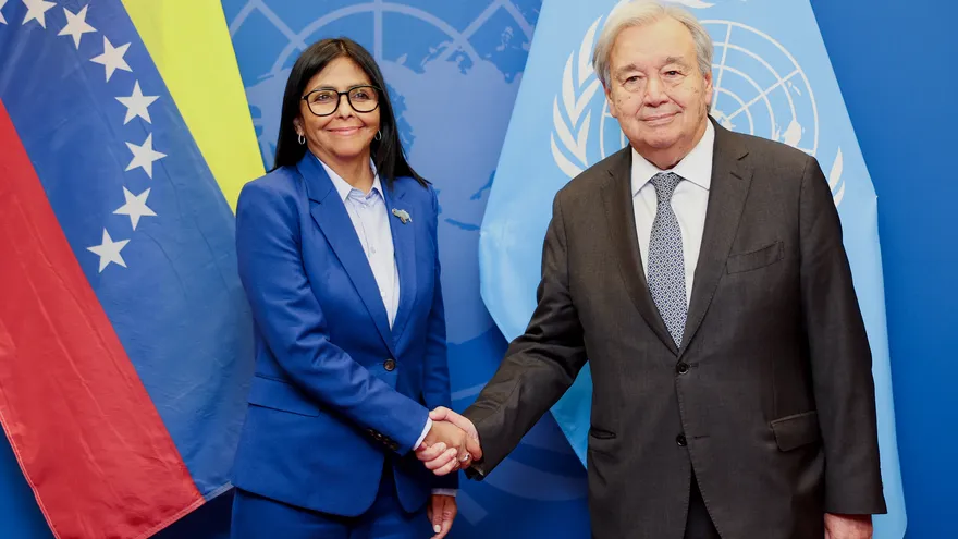 Delcy Rodríguez, estrechando la mano del secretario general de las Naciones Unidas, Antonio Guterres.