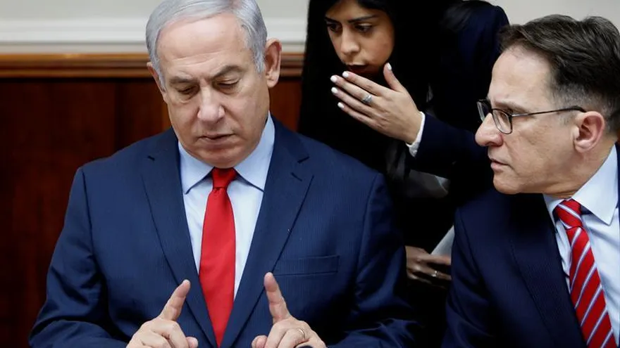 El primer ministro israelí Benjamin Netanyahu (i) escucha a una de sus consejeras  (C) a su lado el secretario de su gabinete  Tzachi Braverman (d) durante una reunión del gabinete sobre la crisis de Jerusalén.