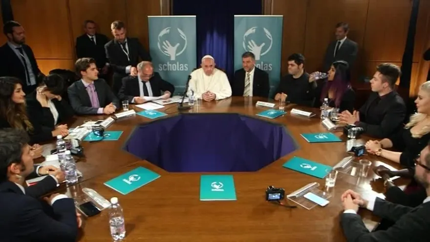 El Papa Francisco vence con su encanto a los youtubers más famosos del mundo