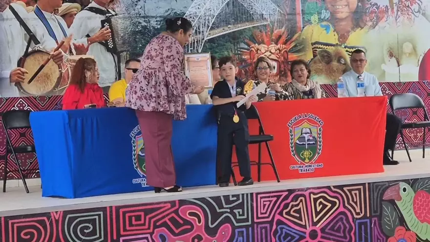 El pequeño Asher fue recibido como todo un héroe