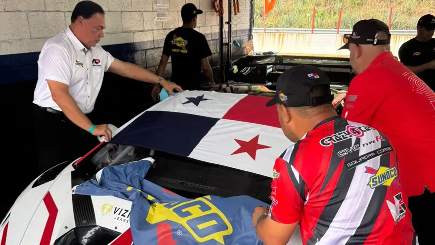 Vehículo conducido por Sebastián NG con la bandera de Panamá