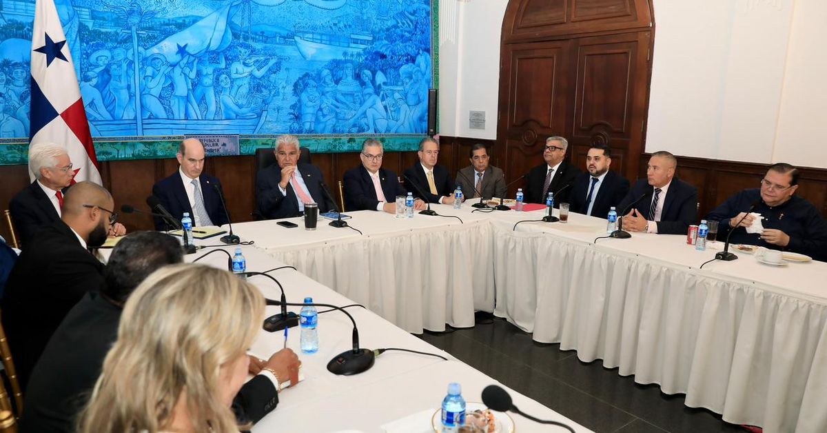 Mulino dialoga con su bancada en medio de tensiones por proyecto de bioetanol y posibles sesiones extraordinarias